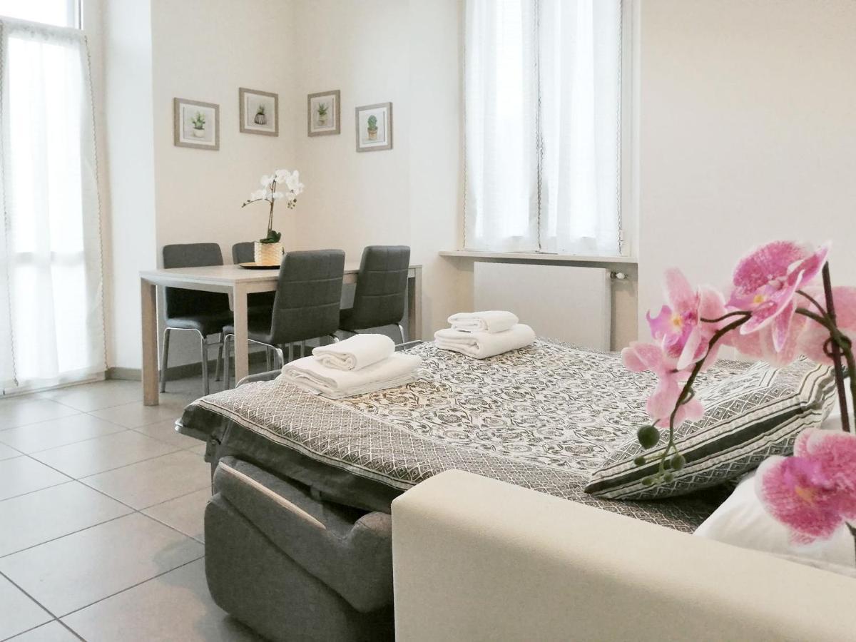 Appartamento Aida - Near The Center With Private Parking E Ac โกโม ภายนอก รูปภาพ